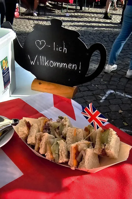 Kleine Sandwiches auf einem Union-Jack-Tuch.