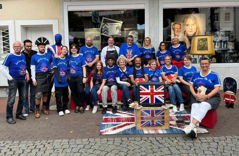 Das ehrenamtliche Team von MOERS TRINKT TEE steht gemeinsam vor dem Veranstaltungsort.