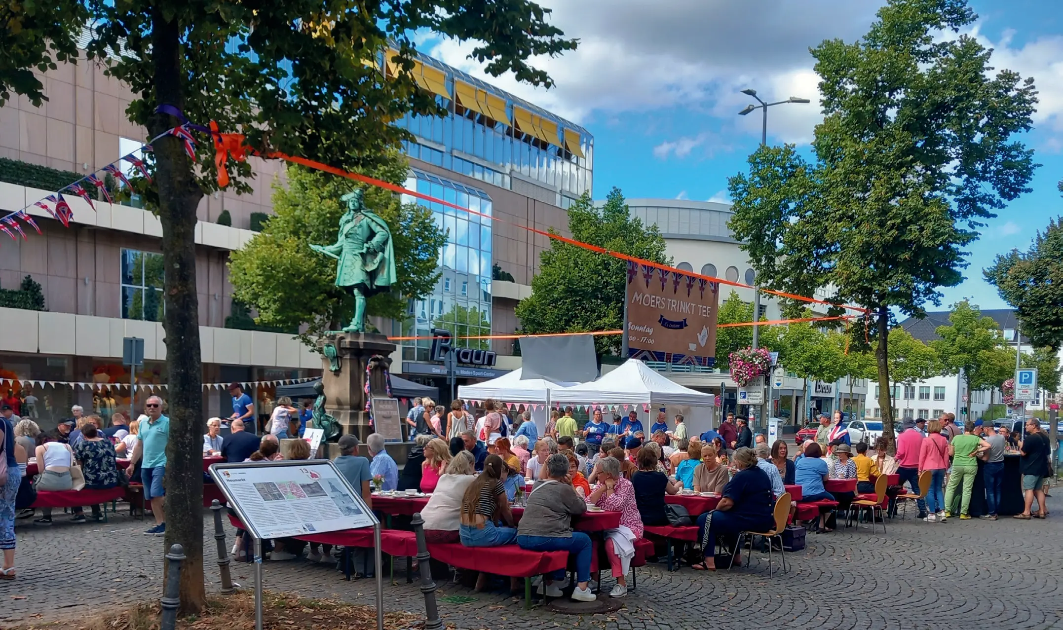 Die besuchte Open-Air-Teatime rund um das Denkmal auf dem Neumarkt.