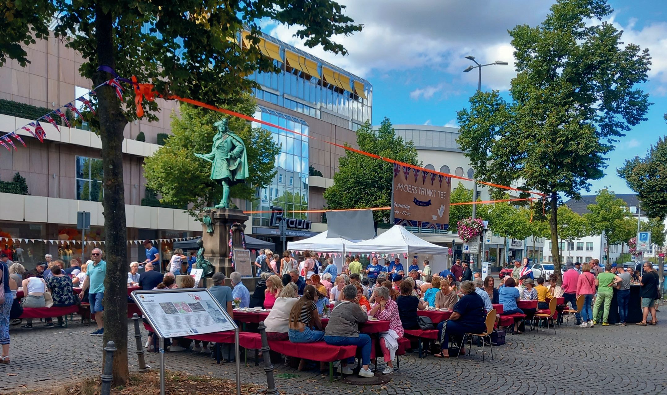 MOERS TRINKT TEE mit vielen Gästen rund um das Denkmal auf dem Neumarkt.