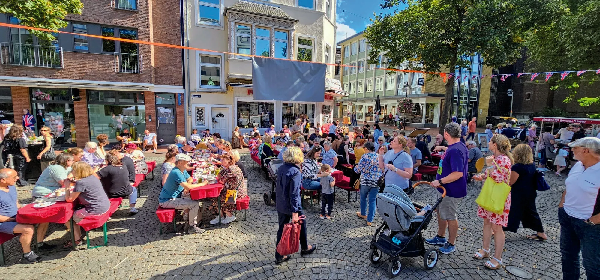Großer Andrang an den Teetafeln auf dem Neumarkt.
