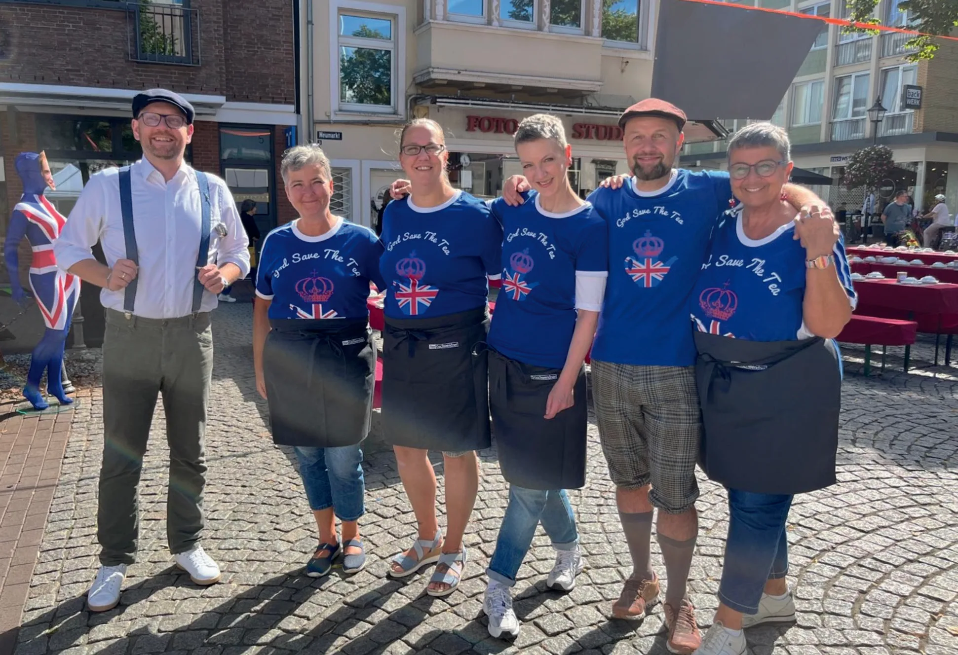 Sechs Mitglieder des TeaTime-Teams auf dem Neumarkt.