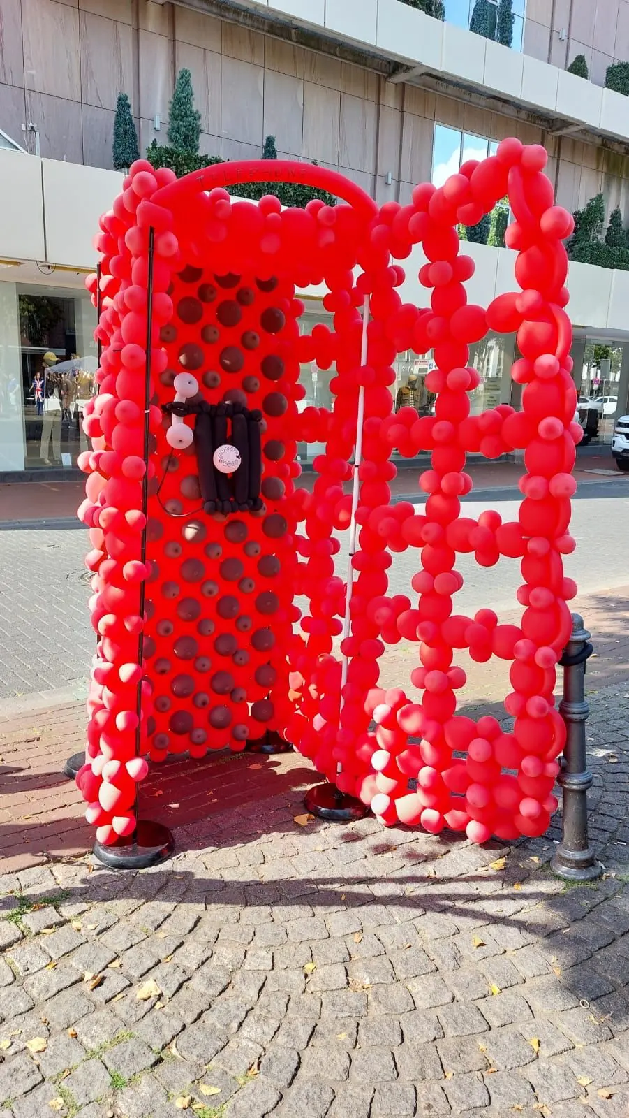Eine rote britische Telefonzellen-Kulisse steht als Fotomotiv auf dem Platz.