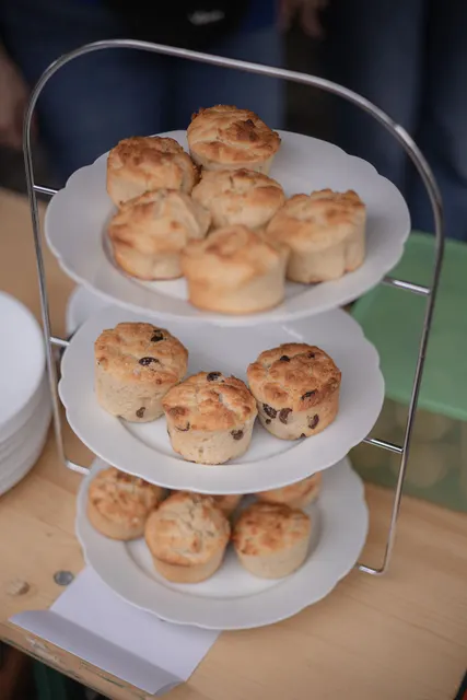 Scones auf der Etagere bei MOERS TRINKT TEE 2026.